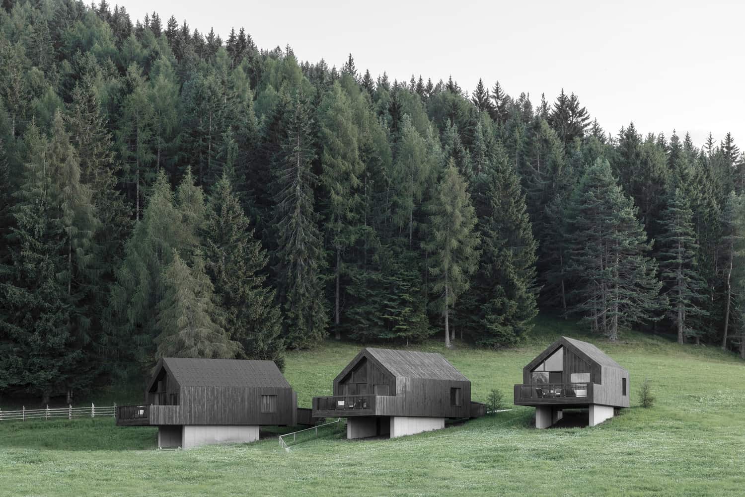 Dom przy lesie zimą Zima wokół domu z białym śniegiem na dachu i ośnieżonymi drzewami lasu