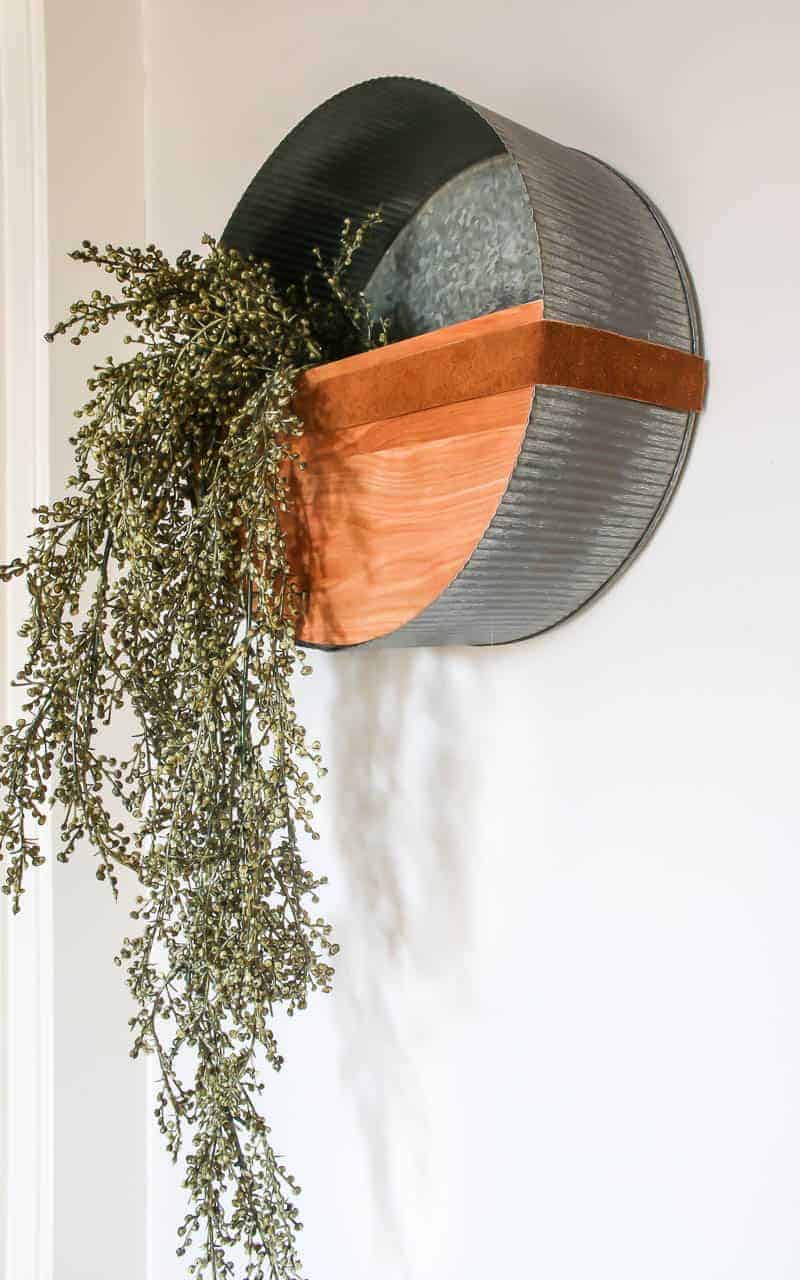 Drewniany kwietnik ścienny z sukulentami Prosty drewniany kwietnik z półkami na ścianie trzymający doniczki z sukulentami